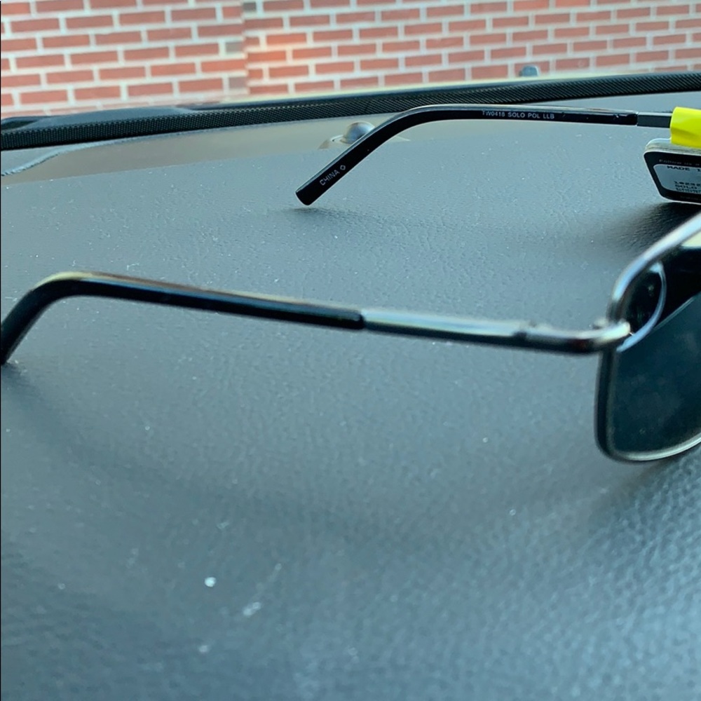 Foster Grant sunglasses 🕶 - Picture 3 of 8
